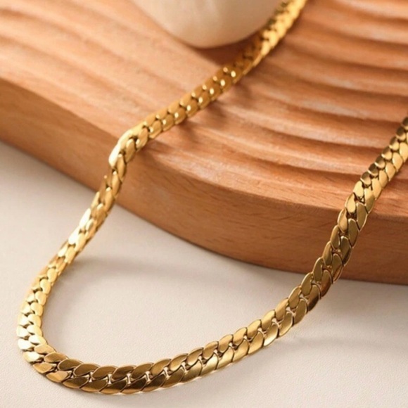 Luxury 18k Gold Flat Chain - Picture 4 of 4